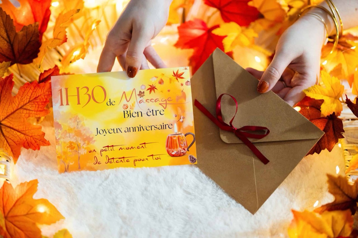 Carte cadeau posée sur des feuilles d'automne
